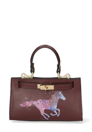 Bordeaux lederen handtas met een gestructureerd oppervlak, gouden hardware en een geschilderd ontwerp van een galopperend paard in roze en blauwe tinten. Rechthoekige vorm.