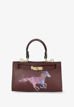 Borsa a mano in pelle bordeaux con superficie testurizzata, hardware dorato e una decorazione dipinta di un cavallo al galoppo in tonalità di rosa e blu. Forma rettangolare.