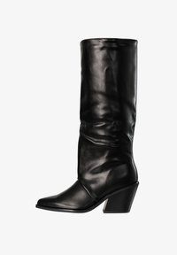 Bota de cuero negra hasta media pantorrilla con punta puntiaguda y tacón medio en bloque inclinado.