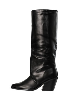 Stivale nero in pelle fino a metà polpaccio con punta appuntita e tacco medio a blocco inclinato.