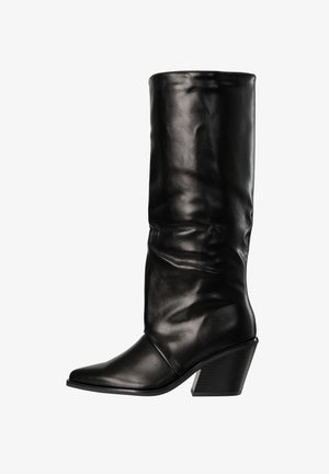 Botte en cuir noire mi-mollet avec bout pointu et talon moyen carré incliné.