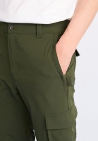Pantalones cargo de color verde oliva hechos de una tela suave, con bolsillos laterales, un lazo para cinturón y un cierre de botón en la cintura.