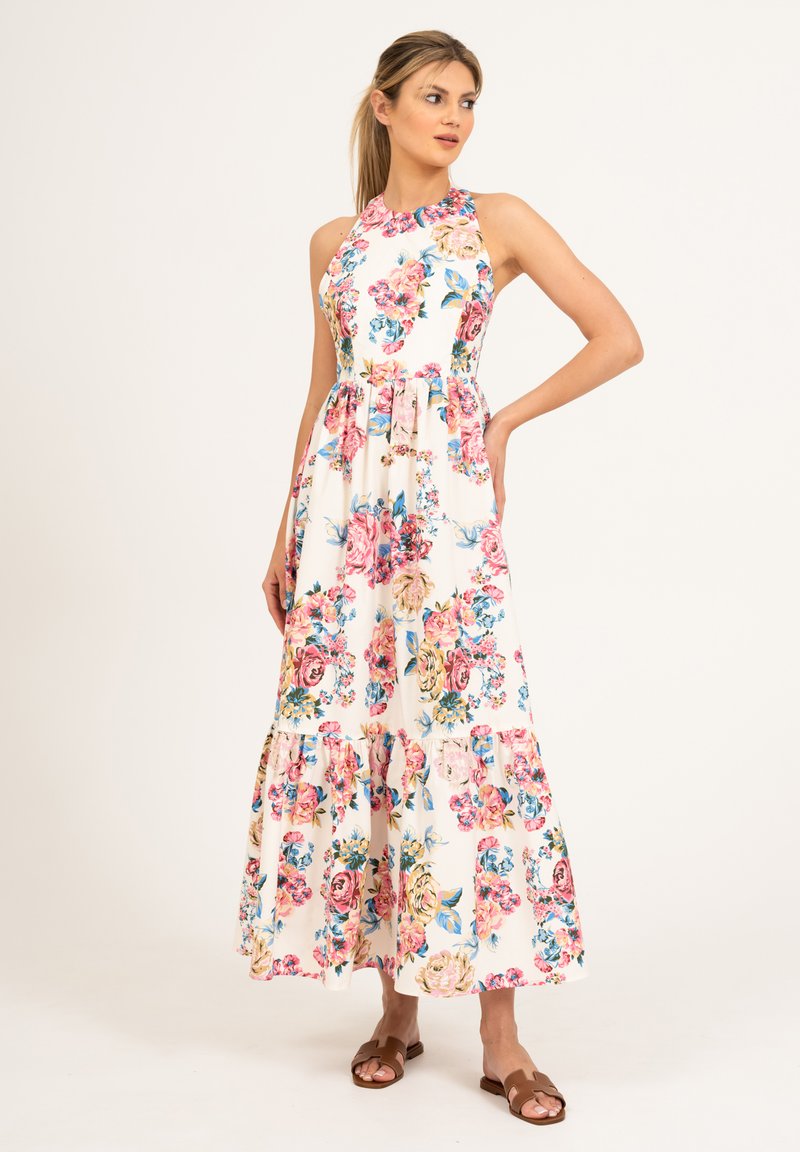 Kwiatowa maxi sukienka o wysokim dekolcie, z białym tłem i kolorowymi wzorami róż oraz niebieskich kwiatów, warstwowa u dołu.