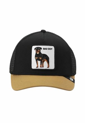 Gorra trucker negra y marrón con un parche de un perro Rottweiler y el texto "BAD BOY" en la parte frontal, con una visera curva marrón.