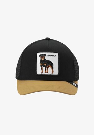 Gorra trucker negra y marrón con un parche de un perro Rottweiler y el texto "BAD BOY" en la parte frontal, con una visera curva marrón.