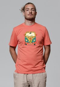 Korallefarbener Baumwoll-T-Shirt mit einem bunten grafischen Motiv eines vintage Vans, verziert mit floralen und Friedenssymbolen, kurzen Ärmeln und Rundhalsausschnitt.