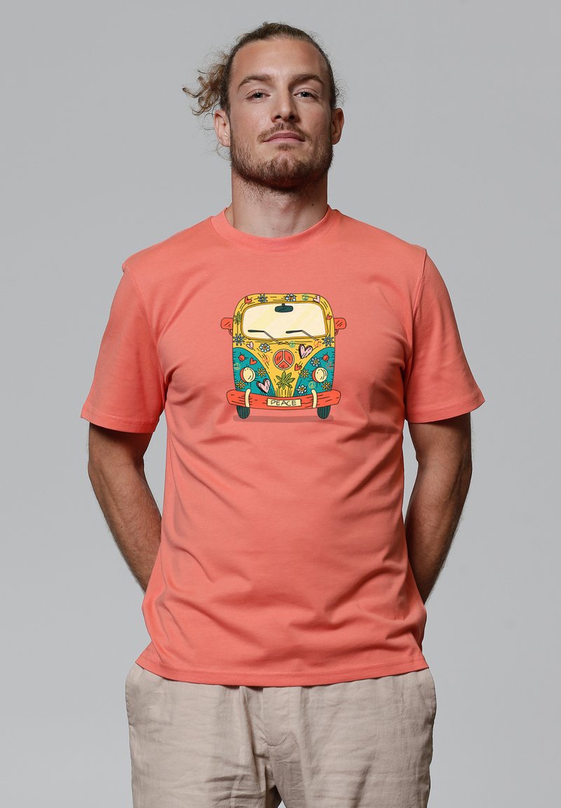 Korallefarbener Baumwoll-T-Shirt mit einem bunten grafischen Motiv eines vintage Vans, verziert mit floralen und Friedenssymbolen, kurzen Ärmeln und Rundhalsausschnitt.