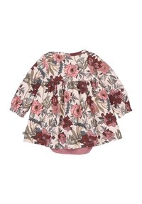 Abito a maniche lunghe di colore rosa chiaro con un motivo floreale che presenta fiori rossi, rosa e grigi. Vita arricciata, tessuto morbido e scollatura rotonda.