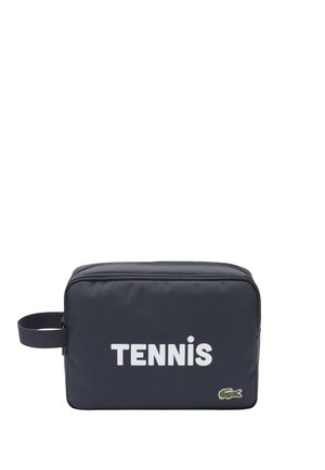 Trousse de toilette rectangulaire noire avec fermeture éclair, poignée latérale, texte "TENNIS" en blanc, et un petit logo de crocodile vert dans le coin inférieur droit.