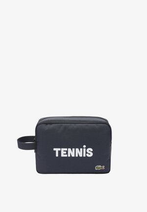Bolsa de aseo rectangular negra con cremallera, asa lateral, texto "TENNIS" en blanco y un pequeño logotipo de cocodrilo verde en la esquina inferior derecha.