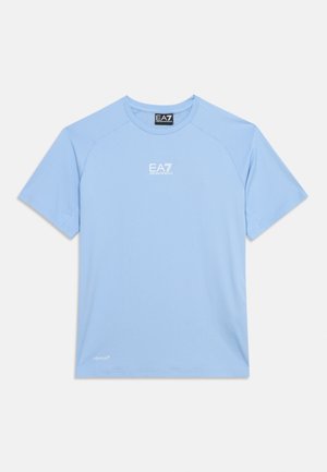 T-shirt sportiva azzurro chiaro a maniche corte con collo rotondo, logo EA7 Emporio Armani sul petto e scritta "Ventus 7" vicino all'orlo.