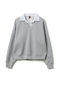 Grijze langslavige pullover met witte kraag, ribbelmanchetten en -zoom, weergegeven op een witte achtergrond.