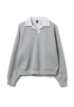 Suéter gris de manga larga con cuello blanco, puños y dobladillo acanalados, mostrado sobre un fondo blanco.
