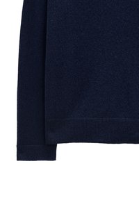 Granatowy sweter z miękką teksturą, długimi rękawami i ściągaczami. Tkanina wydaje się gruba i przytulna, o nieco luźnym kroju.