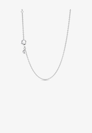 Pulsera de cadena de plata con pequeños eslabones, que presenta un cierre de langosta y un único charm de acento. Textura suave, diseño minimalista.