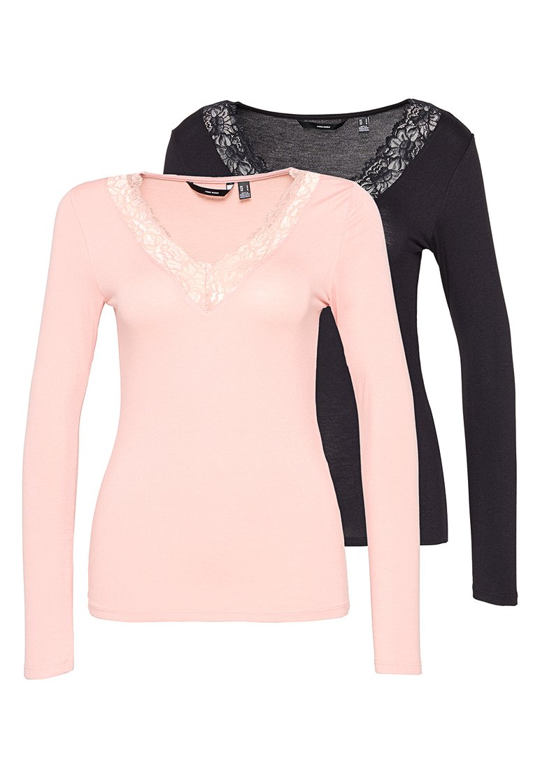 Due magliette a maniche lunghe con scollo a V, una rosa con bordo in pizzo floreale e l'altra nera con dettagli in pizzo sul collo, entrambe realizzate in un tessuto morbido.