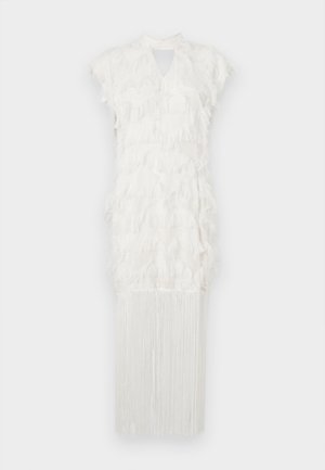 Robe blanche sans manches avec des détails en plumes texturées et un ourlet à franges longues, dotée d'un petit col et d'un décolleté en forme de clé.