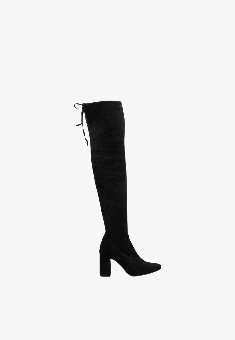 Schwarze Wildleder-Stiefel über dem Knie mit Blockabsatz, spitzem Absatz und Schnürdetails an der Oberseite. Glatte Textur mit einer taillierten Silhouette.