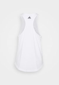 Canottiera bianca con design a schiena all'americana, realizzata in un tessuto leggero. Presenta un piccolo logo nero Adidas sulla schiena vicino all'incavo del collo.