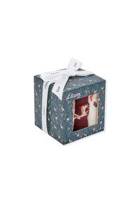 Scatola regalo contenente tre paia di calzini. La scatola è decorata con un motivo invernale di bosco e presenta un nastro bianco con il marchio "Etam".