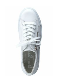 Zapatilla de cuero blanco con acabado texturizado, puntera redonda, cordones planos blancos, cremallera lateral y plantilla con marca. Superficie lisa y diseño minimalista.