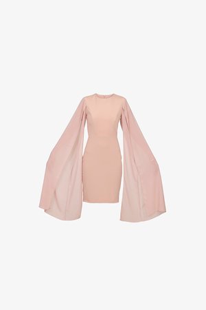 Figursyet lyserød kjole med høj halsudskæring og dramatiske, brede, flydende ærmer, der strækker sig fra skuldre til kant.