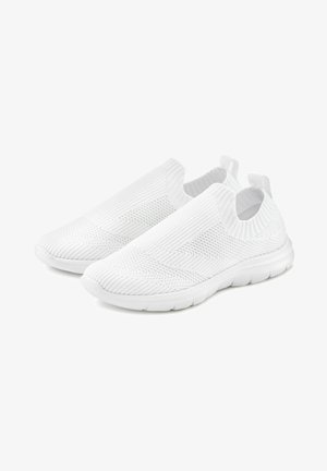 Bele slip-on čevlje z teksturiranim pletenim zgornjim delom in elastičnim odprtjem, ki imajo fleksibilno podplat in subtilne reber na površini.