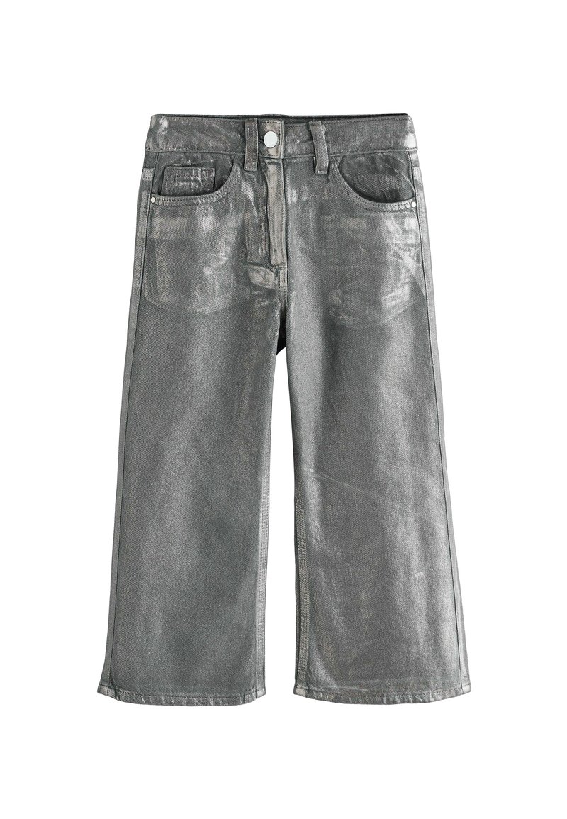 Jeans large en métal argenté, avec deux poches avant, une poche arrière et une fermeture à bouton. Texture lisse avec un léger éclat.