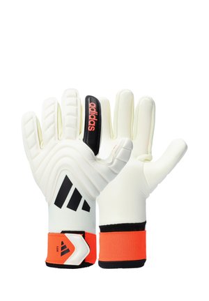 Par de guantes de portero Adidas blancos con detalles negros y naranjas y dedos acolchados, mostrados con las palmas y el reverso visibles.