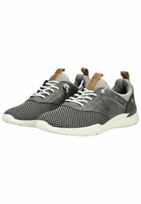 Szare sneakersy z teksturowaną cholewką, białymi sznurówkami, akcentami z zamszu oraz kontrastującą podeszwą. Posiadają tylny uchwyt oraz perforowany wzór.