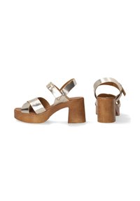 Gouden metallic verhoogde sandalen met twee brede banden en een houten blokhak. Gespbevestiging op de enkelband. Soepele textuur en casual ontwerp.