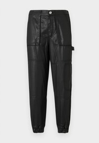 Pantalones de cuero negro con una cintura elástica, puños ajustados y múltiples bolsillos. La tela tiene un acabado ligeramente brillante.