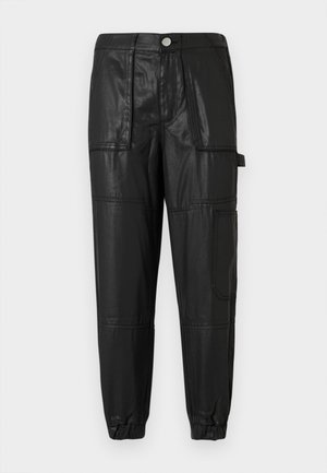 Pantaloni in pelle nera con una vita elastica, polsini affusolati e numerose tasche. Il tessuto ha una finitura leggermente lucida.