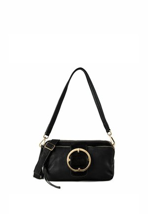 Sac à bandoulière en cuir noir avec sangle ajustable et grande boucle ronde dorée à l'avant, fermeture éclair et détail pompon.