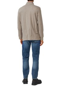 Longsleeve, taupe polo z złożonym kołnierzykiem, noszony z niebieskimi dżinsami i czarnymi butami, pokazany z tyłu. Gładki materiał i luźny krój.