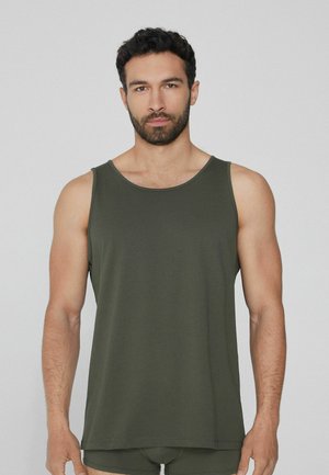 Top a canotta verde oliva scuro realizzato in tessuto morbido, con scollatura rotonda e design senza maniche, caratterizzato da una vestibilità comoda e cuciture minime.