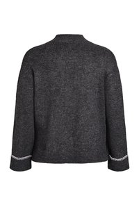 Donkergrijze trui, losse pasvorm, gestructureerd breipatroon, hoge halslijn, lange mouwen met witte geborduurde accenten bij de manchetten.