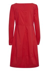 Rode lange mouw jurk met een vierkante halslijn, geplooide schouders en een getailleerde taille. Voorzien van een rits aan de achterkant. Gladde stofstructuur.