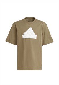 Olijfgroene korte mouwen T-shirt van gestructureerde stof, met een wit, verhoogd logo met drie strepen op de voorkant.