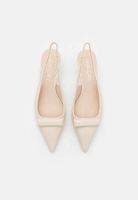 Marc Cain Klassikalised kontsakingad - off white