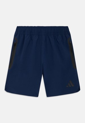 Tumši zili sporta šorti ar elastīgu jostu, divām kabatām ar rāvējslēdzējiem sānos un logotipa aksesuāru uz apakšējās labās kājas.