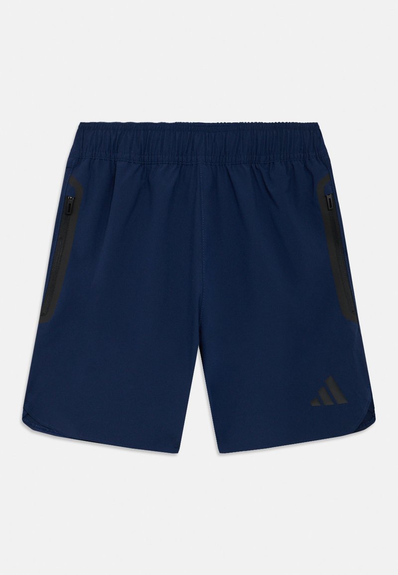 Αθλητικό σορτς σε ναυτικό μπλε χρώμα με ελαστική μέση, δύο τσέπες με φερμουάρ στις πλευρές και διακοσμητικό λογότυπο στο κάτω δεξί πόδι.