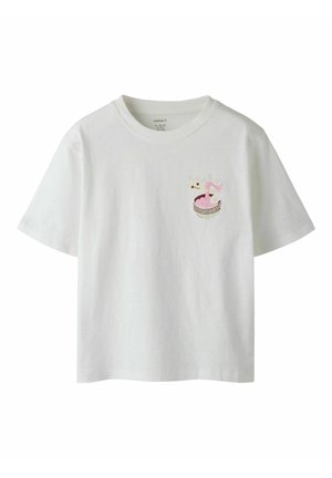 Wit T-shirt met korte mouwen en een kleine afbeelding van een kom roze ramennoedels en eetstokjes op de linkerborst.