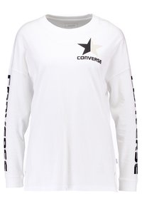 Biała koszulka z długim rękawem z czarnym i szarym logo Converse, z graficzną gwiazdą na piersi i logo na rękawach.
