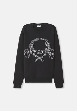Schwarzer Rundhalsausschnitt-Pullover mit weißem Lorbeerkranz und gekreuzten Stöcken-Design sowie einem "MOSCHINO" Textbanner auf der Vorderseite.