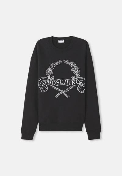 Sudadera negra de cuello redondo con diseño de corona de laurel blanca y palos cruzados, y banda de texto "MOSCHINO" en el frente.