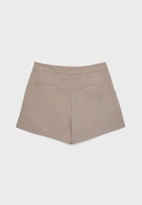 Beige op maat gemaakte shorts met riemlussen en twee achterzakken, plat gelegd op een effen witte achtergrond.