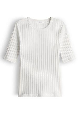 Weißes kurzärmeliges geripptes Stricktop mit rundem Ausschnitt und vertikalen, strukturierten Streifen, flach auf weißem Hintergrund gelegt.