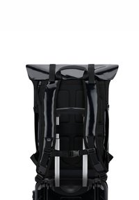 Fekete hátizsák fényes felső fedelemmel, párnázott hátrésszel, állítható pántokkal és ezüst színű fém alkatrészekkel. Texturált anyag és letisztult dizájn.