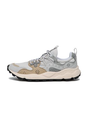 Sportschuhe aus einer Mischung aus hellgrauen, beigen und dunkleren grauen Materialien. Strukturierte Oberseite mit Perforationen, robuster schwarzer Sohle und Schnürsenkeln.
